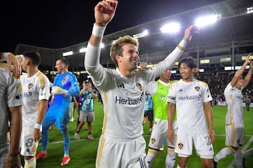 LA Galaxy topped Group B with a penalty shoot-out win over Chivas Guadalajara.