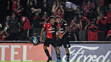 Argentina's Colon de Santa Fe Facundo Farias (R) celebrates after scoring against Uruguay's Pe�arol during their Copa Libertadores group stage first leg football match, at the Brigadier Gral Estanislao Lopez stadium in Santa Fe, Argentina, on April 5, 2022. (Photo by Jose ALMEIDA / AFP)